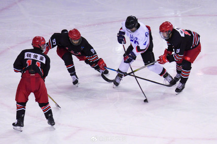 十四冬冰球项目青年男子组决赛黑龙江队摘得金牌