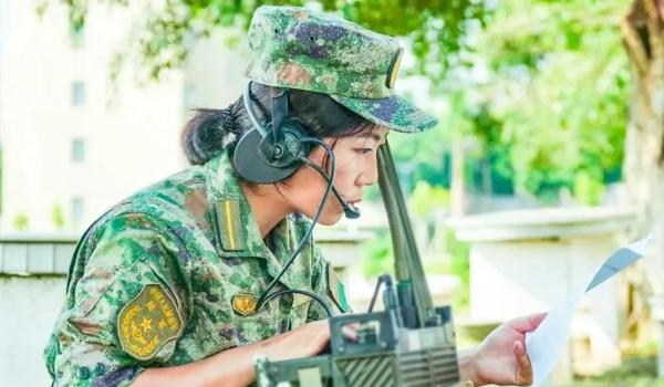 一线排长嫁给机关参谋，新婚首月双双立功受奖！