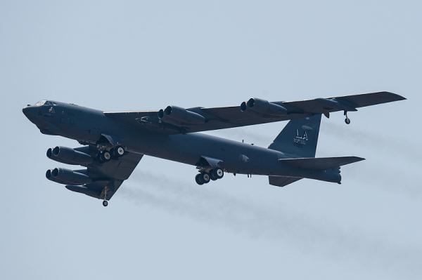 美国一架B-52H型战略轰炸机空中起火紧急迫降 美国一架B-52H型战略轰炸机空中起火紧急迫降