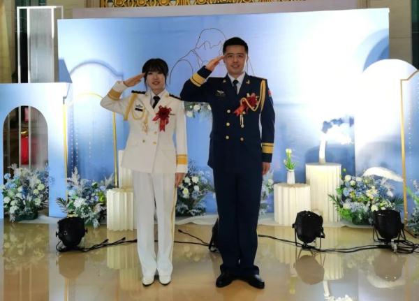 一线排长嫁给机关参谋，新婚首月双双立功受奖！