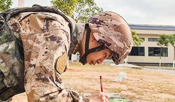 一线排长嫁给机关参谋，新婚首月双双立功受奖！