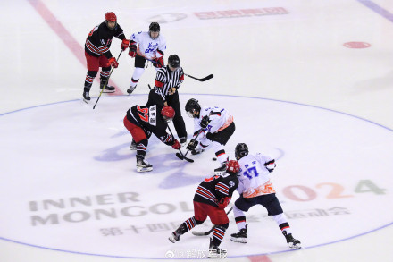 十四冬冰球项目青年男子组决赛黑龙江队摘得金牌