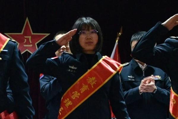 一线排长嫁给机关参谋，新婚首月双双立功受奖！