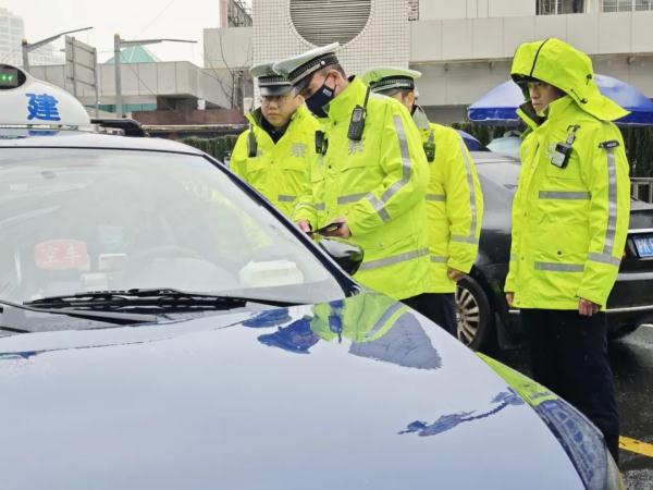 多部门联合执法 打击上海火车站“黑车”非法运营 多部门联合执法 打击上海火车站“黑车”非法运营