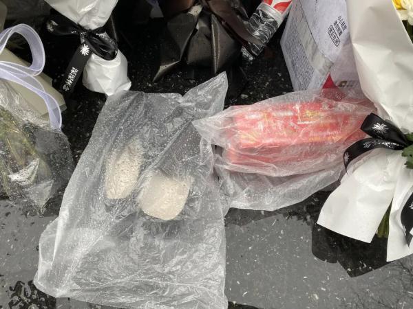 娃哈哈公司旧址，有人送来布鞋为宗庆后送别