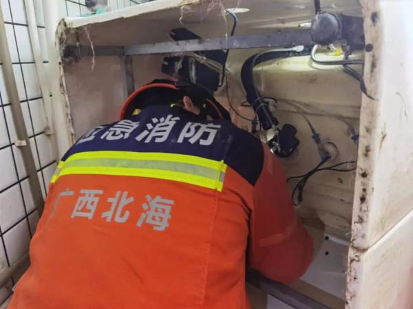 无语！宠物馆报警称小孩被卡洗手池，消防救援人员却发现……