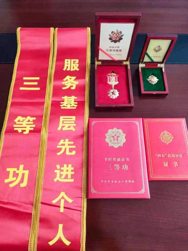 一线排长嫁给机关参谋，新婚首月双双立功受奖！