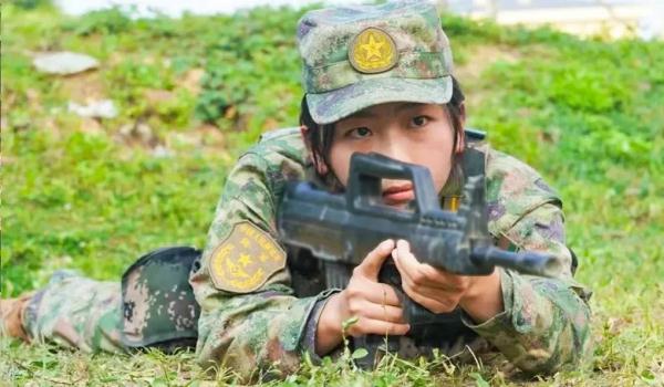 一线排长嫁给机关参谋，新婚首月双双立功受奖！