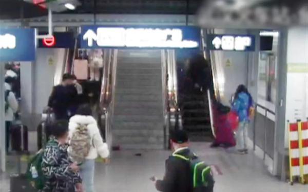 武汉地铁惊险一幕！她“滑跪”到电梯口……