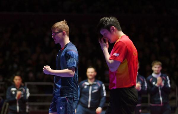 记者手记:“鹰眼”介入前 樊振东这么做 记者手记:“鹰眼”介入前 樊振东这么做