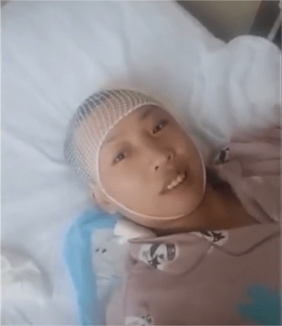 他曾带偏瘫妻子跑货车四年,如今却只剩一人…… 他曾带偏瘫妻子跑货车四年,如今却只剩一人……