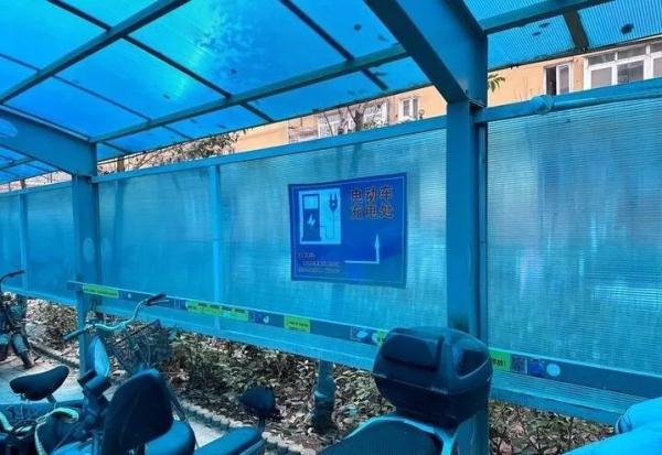 济南一小区,车棚就建居民楼间,值得推广 济南一小区,车棚就建居民楼间,值得推广