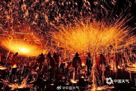 视觉盛宴 河南汝州打铁花仿若“瀑布”倾泻而下