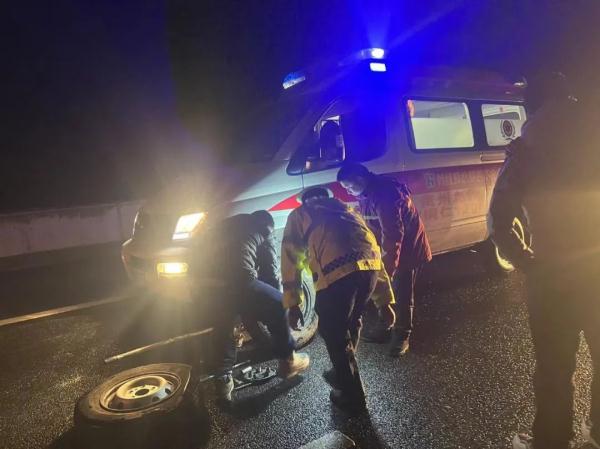 孕妇临产遇凝冻封路，高速交警紧急护送打通“生命线”