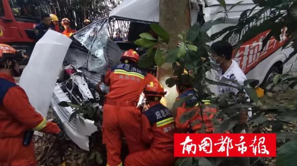 小货车失控撞树，司机被困驾驶室，消防紧急救援→