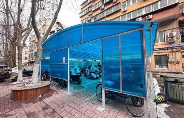 济南一小区,车棚就建居民楼间,值得推广 济南一小区,车棚就建居民楼间,值得推广