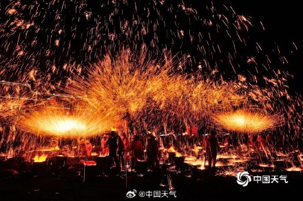 视觉盛宴 河南汝州打铁花仿若“瀑布”倾泻而下