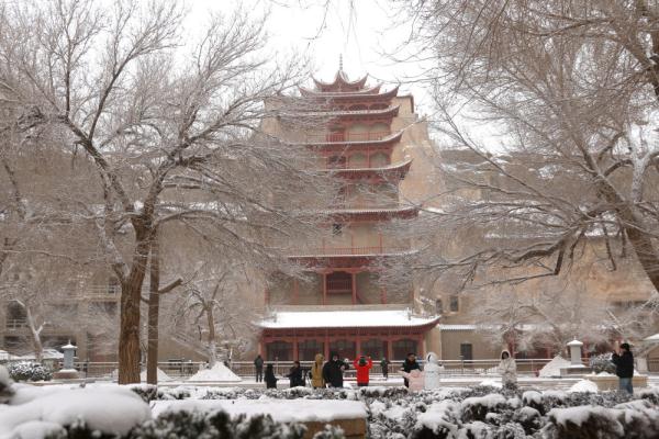 诗意中国丨白雪却嫌春色晚，故穿庭树作飞花