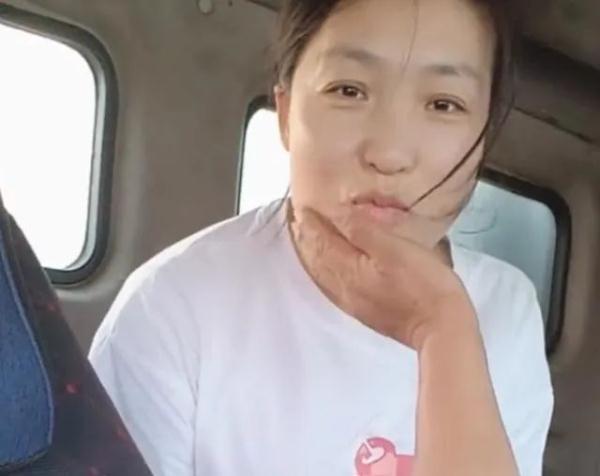 他曾带偏瘫妻子跑货车四年,如今却只剩一人…… 他曾带偏瘫妻子跑货车四年,如今却只剩一人……