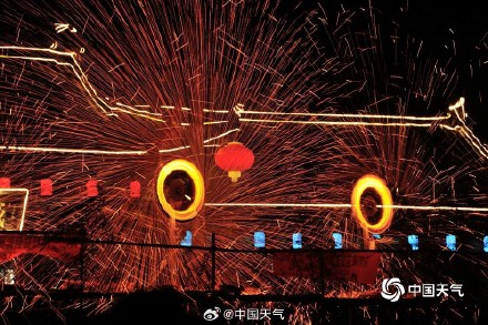 视觉盛宴 河南汝州打铁花仿若“瀑布”倾泻而下