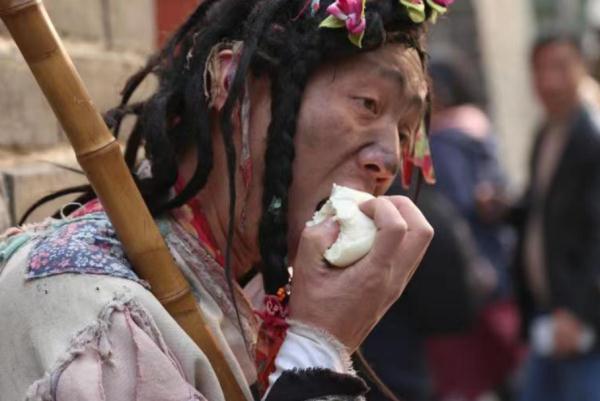 清明上河园的“小乞丐”因长胖走红:投喂的人太多,其实没长胖 清明上河园的“小乞丐”因长胖走红:投喂的人太多,其实没长胖