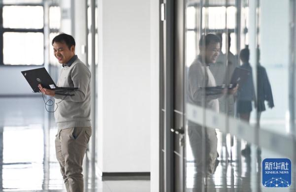 “双城记”里看发展