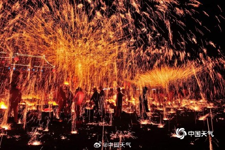 视觉盛宴 河南汝州打铁花仿若“瀑布”倾泻而下