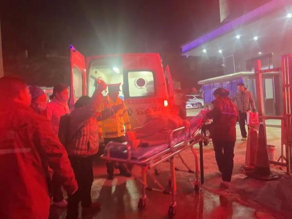 孕妇临产遇凝冻封路，高速交警紧急护送打通“生命线”