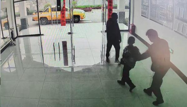 10岁男孩揣17000多现金离家出走！留言：你们过你们幸福的生活吧