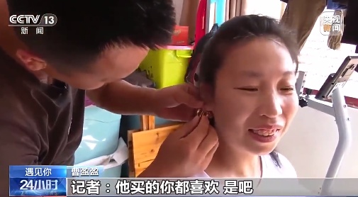 他曾带偏瘫妻子跑货车四年,如今却只剩一人…… 他曾带偏瘫妻子跑货车四年,如今却只剩一人……