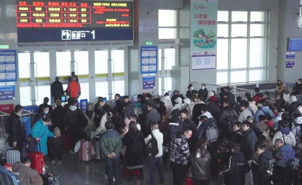 哈密火车站迎来学生返程客流高峰