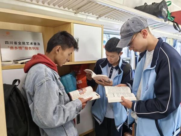 开学季,大凉山慢火车化身“专属校车” 开学季,大凉山慢火车化身“专属校车”