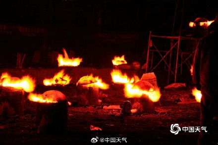 视觉盛宴 河南汝州打铁花仿若“瀑布”倾泻而下