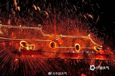 视觉盛宴 河南汝州打铁花仿若“瀑布”倾泻而下
