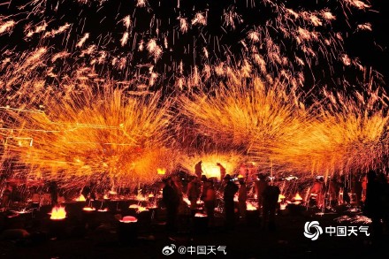 视觉盛宴 河南汝州打铁花仿若“瀑布”倾泻而下
