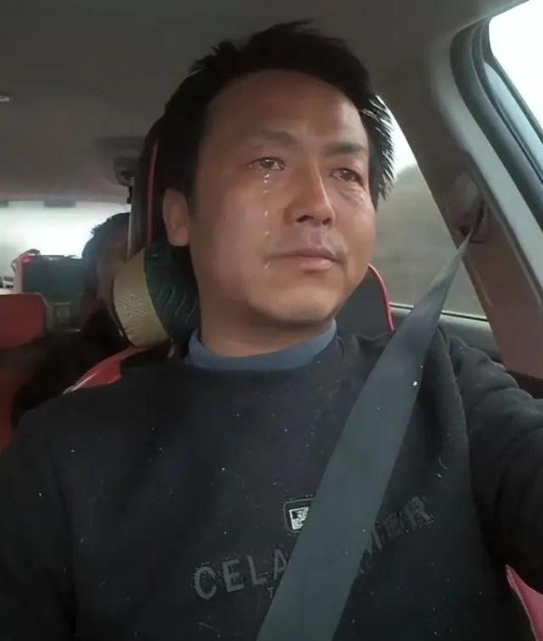 他曾带偏瘫妻子跑货车四年,如今却只剩一人…… 他曾带偏瘫妻子跑货车四年,如今却只剩一人……