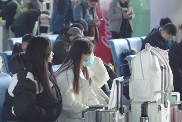 哈密火车站迎来学生返程客流高峰