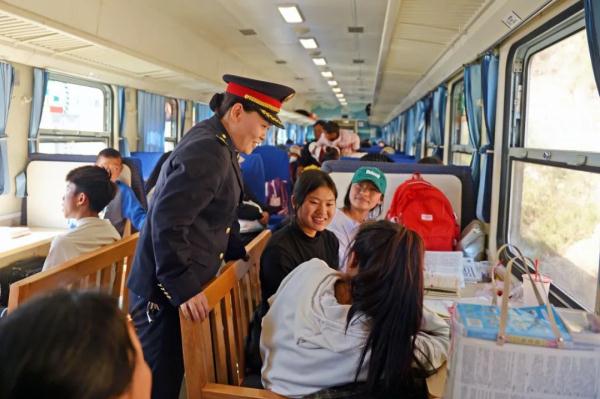 开学季,大凉山慢火车化身“专属校车” 开学季,大凉山慢火车化身“专属校车”