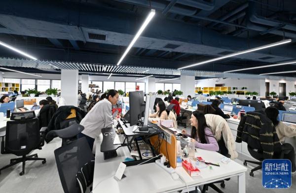 “双城记”里看发展