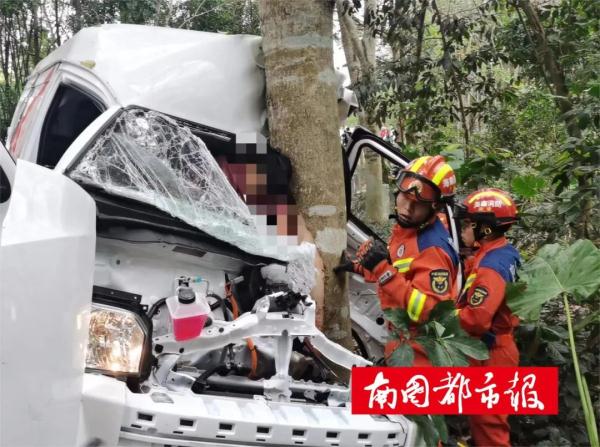 小货车失控撞树，司机被困驾驶室，消防紧急救援→