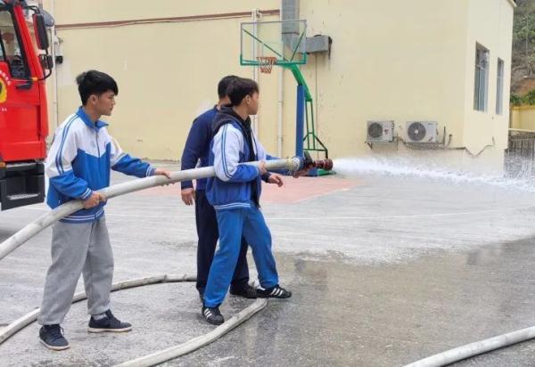 7名高中生跳河取水救火！后续来了