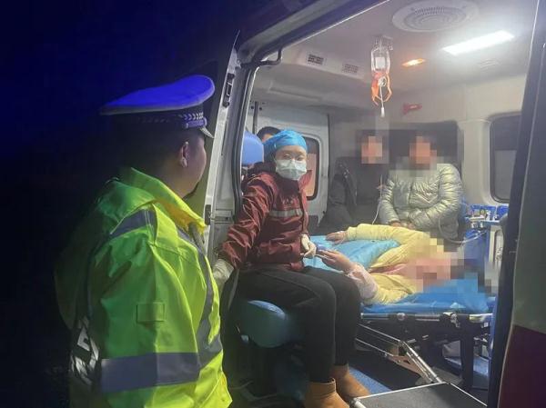 孕妇临产遇凝冻封路，高速交警紧急护送打通“生命线”