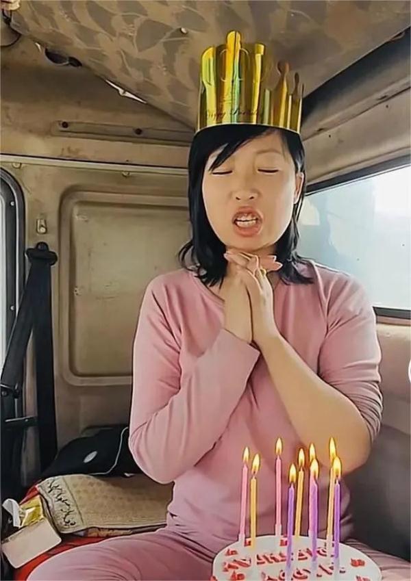 他曾带偏瘫妻子跑货车四年,如今却只剩一人…… 他曾带偏瘫妻子跑货车四年,如今却只剩一人……