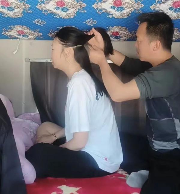 他曾带偏瘫妻子跑货车四年,如今却只剩一人…… 他曾带偏瘫妻子跑货车四年,如今却只剩一人……