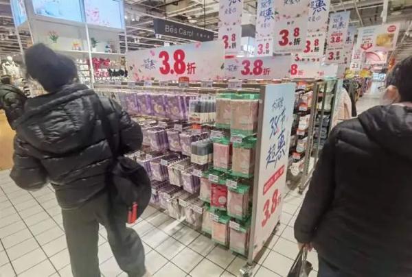 大润发多家外地门店关闭，上海情况怎么样？记者实地探访→