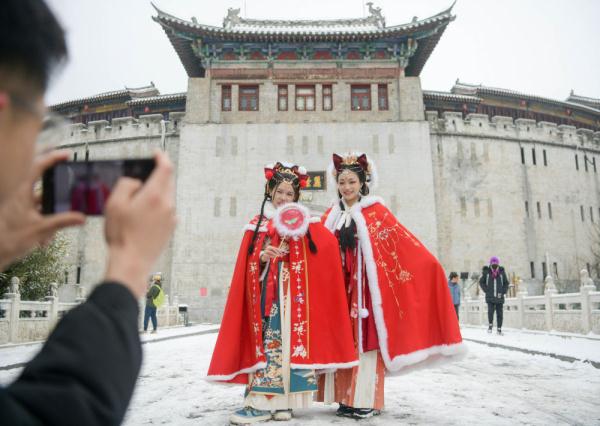 诗意中国丨白雪却嫌春色晚，故穿庭树作飞花