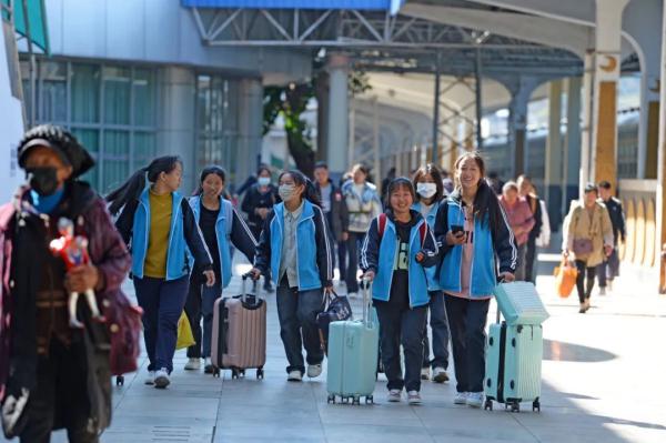 开学季,大凉山慢火车化身“专属校车” 开学季,大凉山慢火车化身“专属校车”