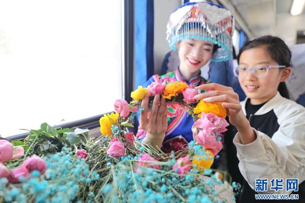 “赏花专列”开进云南罗平油菜花海