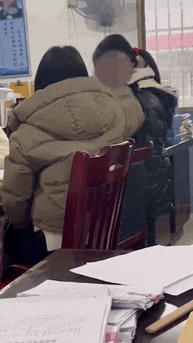 湘潭一教师打骂小学生，是辅导作业还是在宣泄情绪？