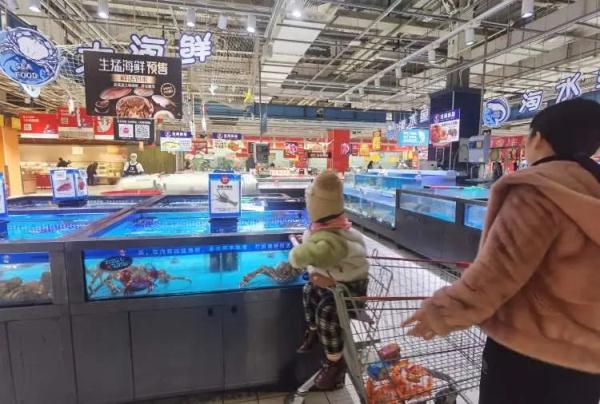 大润发多家外地门店关闭，上海情况怎么样？记者实地探访→